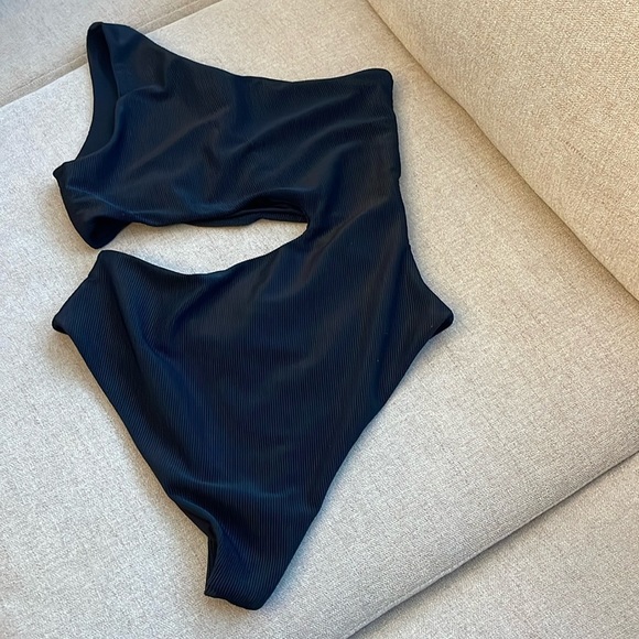 Beach Riot Black One Shoulder Cutout One Piece - Picture 4 of 5